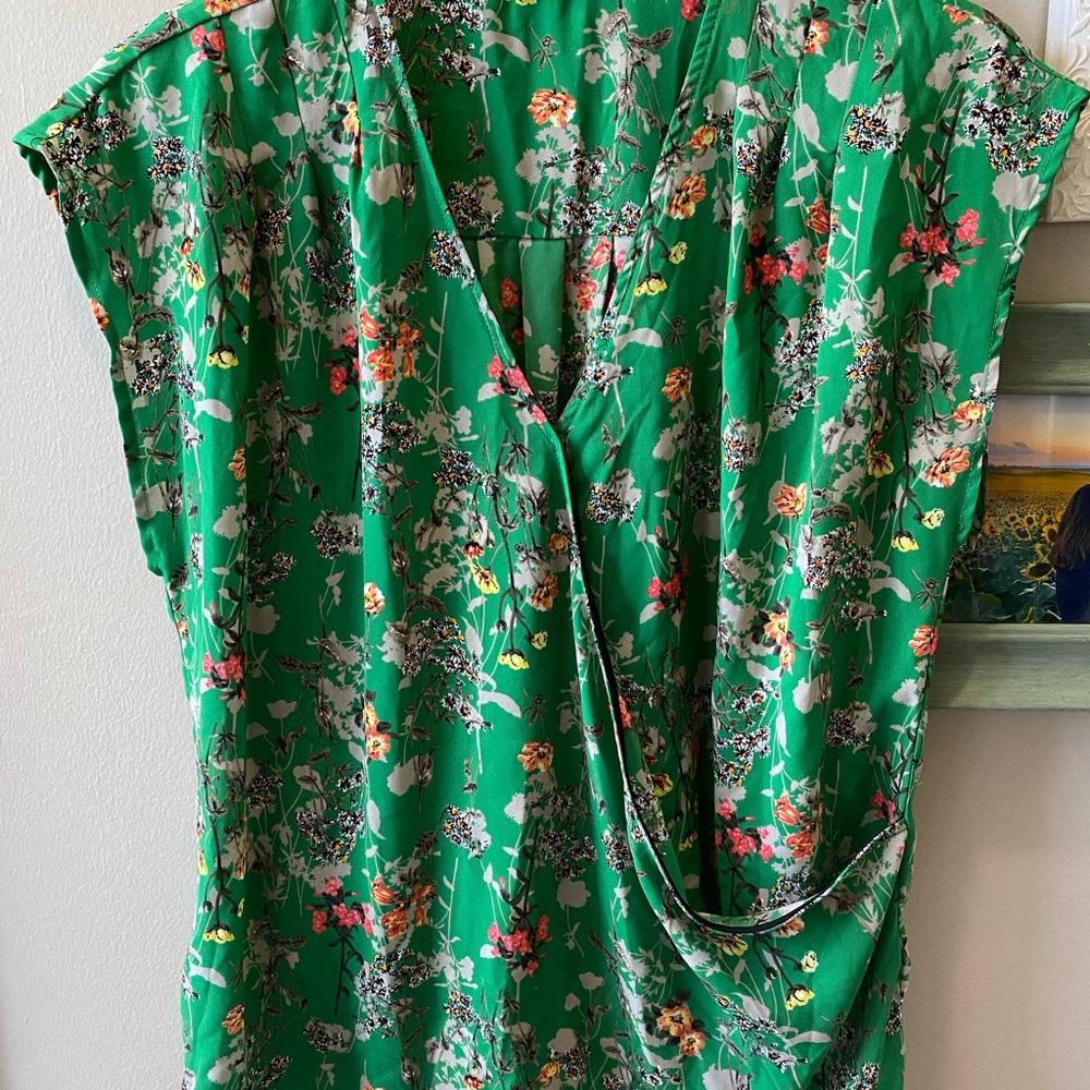 Pleione Green Floral Draped Surplice Blouse | Sleeveless V-Neck